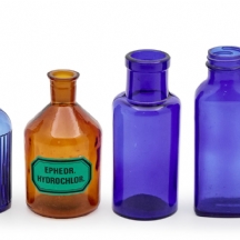 6 בקבוקים וינטג'יים באיכויות שונות, ביניהם בקבוקי רעל כחולים