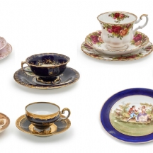 6 ספלי פורצלן שונים של יצרנים ודגמים שונים, כולם מעוטרים