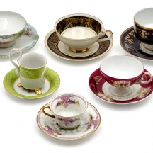 6 ספלי פורצלן שונים של יצרנים ודגמים שונים, כולם מעוטרים וחתומים