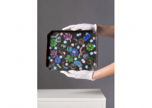 מגש קלואזונה (Cloisonné) יפני עתיק עשוי נחושת ואמייל