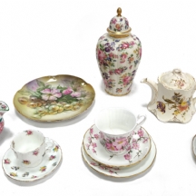 7 פרטי פורצלן שונים, יצרנים ודגמים שונים, מעוטרים וחתומים