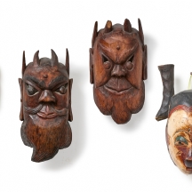 4 מסיכות עץ מעוטרות, מקורות שונים