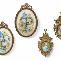 זוג מיניאטורות וזוג ציורי פרחים במסגרת פליז מעוטרות