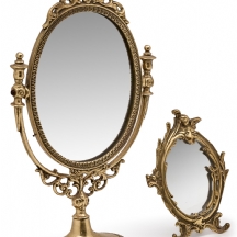 זוג מראות שולחן וינטג' עם מסגרות פליז מעוטרות