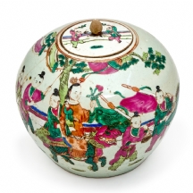 כלי סיני עתיק ומכסה תואם עשוי פורצלן מעוטר ציורי יד באמייל