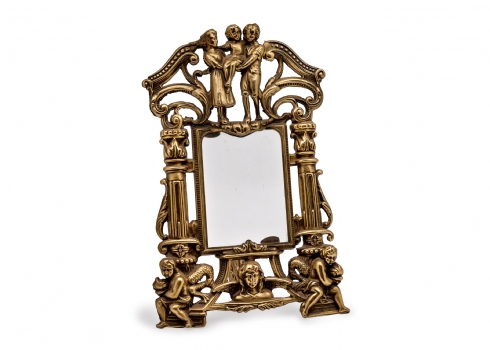 מסגרת שולחנית מרשימה לצילום או למראה, עשויה פליז יצוק ומעוטרת בסגנון הניאו רנסנס