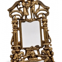 מסגרת שולחנית מרשימה לצילום או למראה, עשויה פליז יצוק ומעוטרת בסגנון הניאו רנסנס