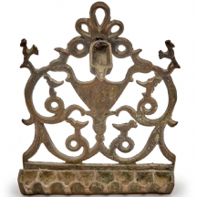 חנוכייה ישנה בסגנון צפון אפריקה, עשויה מיקשת פליז יצוק