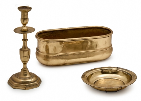 שלושה כלים עתיקים עשויים פליז