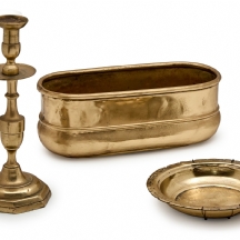 שלושה כלים עתיקים עשויים פליז