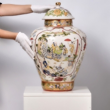 כד פורצלן סיני גדול ומכסה תואם, מעוטר בהדפס, אמייל וזהב, חתום