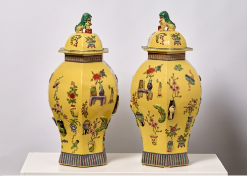 זוג אגרטלים סינים גדולים ומכסים תואמים, משפחה צהובה (Famille jaune)