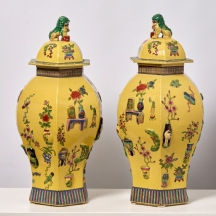 זוג אגרטלים סינים גדולים ומכסים תואמים, משפחה צהובה (Famille jaune)