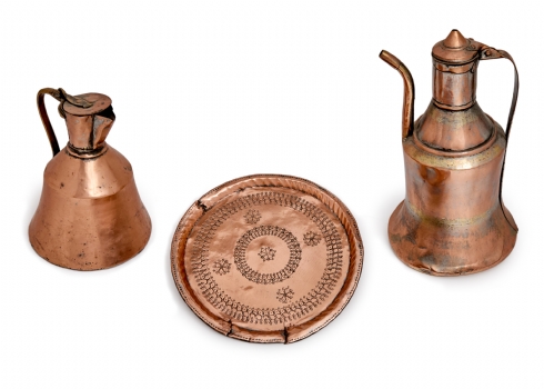 שלושה חפצי נחושת אסלמים עתיקים, שני קנקנים וצלחת