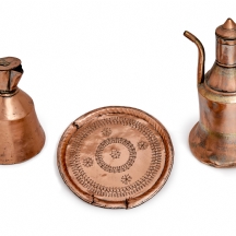 שלושה חפצי נחושת אסלמים עתיקים, שני קנקנים וצלחת