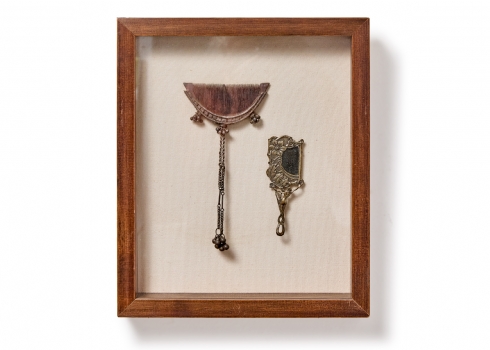 שני חפצי יוהרה לטיפוח מהמאה ה-19, כפי הנראה עשויים בחלקם כסף