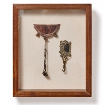 שני חפצי יוהרה לטיפוח מהמאה ה-19, כפי הנראה עשויים בחלקם כסף