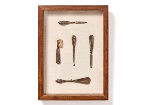 חמישה חפצי יוהרה לטיפוח מהמאה ה-19, כפי הנראה עשויים בחלקם כסף