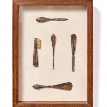 חמישה חפצי יוהרה לטיפוח מהמאה ה-19, כפי הנראה עשויים בחלקם כסף