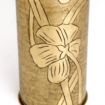 אמנות שוחות (Trench art) - כד עשוי מתרמיל של פגז (התרמיל עצמו משנת 1914)