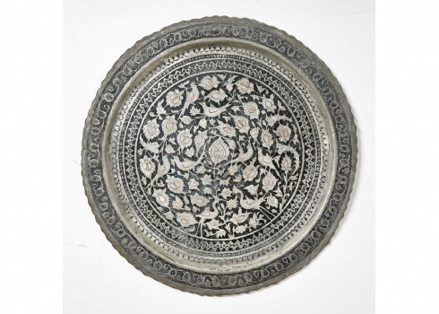 מגש פרסי עגול וגדול, עשוי נחושת מעוטרת בעבודת ריקוע וחריטה ידנית, ציפוי בדיל