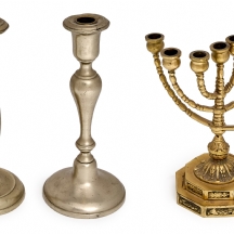 זוג פמוטי מתכת ומנורה עשויה פליז יצוק