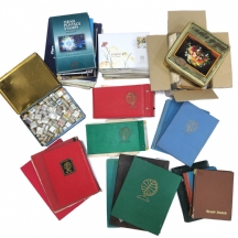 אוסף גדול ומגוון של בולים ומעטפות, כולל מעטפות יום א’ ויום זיכרון