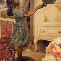 פסל רצפה עשוי ברונזה בדמות ילדה וציפור, עשוי פטינה חומה וירוקה