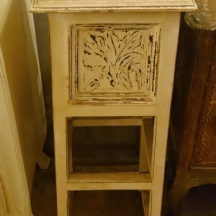 מעמד עשוי עץ מגולף וצבוע בגוון שמנת