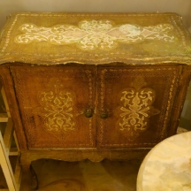 רהיט עץ קטן בסגנון עתיק מעוטר וצבוע בגוון חום זהוב