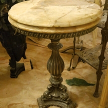 שולחן גרידון עשוי פליז ומשטח אוניקס