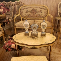 מערכת ישיבה בסגנון המאה ה18 הכוללת ספה וזוג כורסאות עשוי עץ מגולף