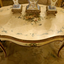 שולחן סלוני עשוי עץ מצוייר ביד על רקע בגוון שמנת