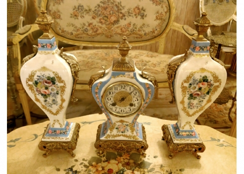 גרניטורה הכוללת שעון וזוג אגרטלים תואמים עשויים חרסינה והתקני מתכת