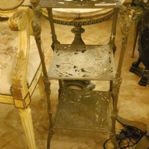 מעמד רצפה להצגת כלי נוי עשוי פליז