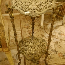 מעמד רצפה להצגת כלי נוי עשוי פליז