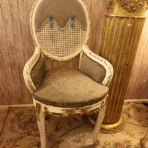 6 כסאות עשויים עץ, קליעת קש וינאית לבנה וריפוד בד