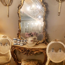 קונסולה ומראה תואמת עשויים עץ מגולף ומוזהב משטח שיש בגוון ורוד מנומר