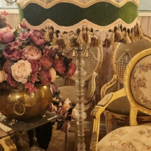 מנורת רצפה גדולה, הרגל עשויה מתכת משולבת זכוכית, אהיל בד מעוטר גדילים