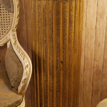 עמוד תצוגה דקורטיבי בסגנון עתיק עשוי חומר יצוק צבוע בגוון זהב מעוטר עיטורי בלט