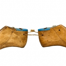 אימום עתיק לנעלים עשוי עץ