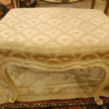 הדום בסגנון עתיק עשוי עץ מגולף וריפוד בד בגוון וורוד