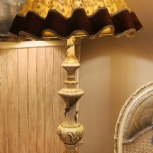 מנורה איטלקית עשויה פורצלן ואהיל בד