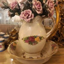 כד וקערה עשויים חרסינה בתוכם זר פרחים, חתומים