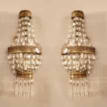 זוג מנורות קיר בסגנון צרפתי עתיק עשויות נחושת מוזהבת וגדילי קריסטל