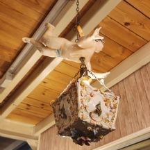 מנורת תקרה מרשימה עשויה חרסינה מצויירת בדמות מלאך