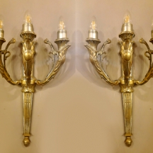 זוג מנורות קיר בסגנון צרפתי עתיק, עשויות מתכת