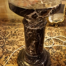 עמוד תצוגה עשוי שיש