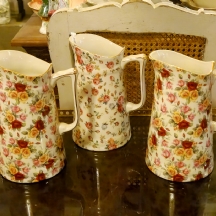 3 קנקנים עשויים פורצלן מעוטרים בהדפסים של שושנים פורחות, חתומים