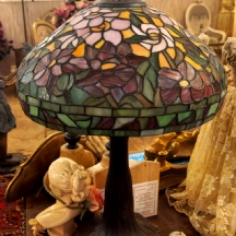 מנורה שולחנית בסגנון טיפני, בסיס מתכת ואהיל ויטראז'